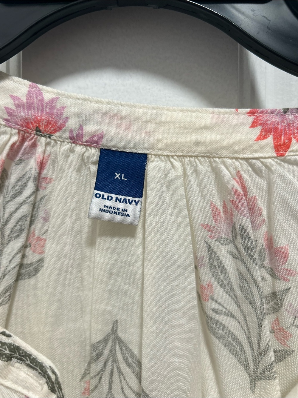 Old Navy Cream Floral Blouse - Picture 6 of 6